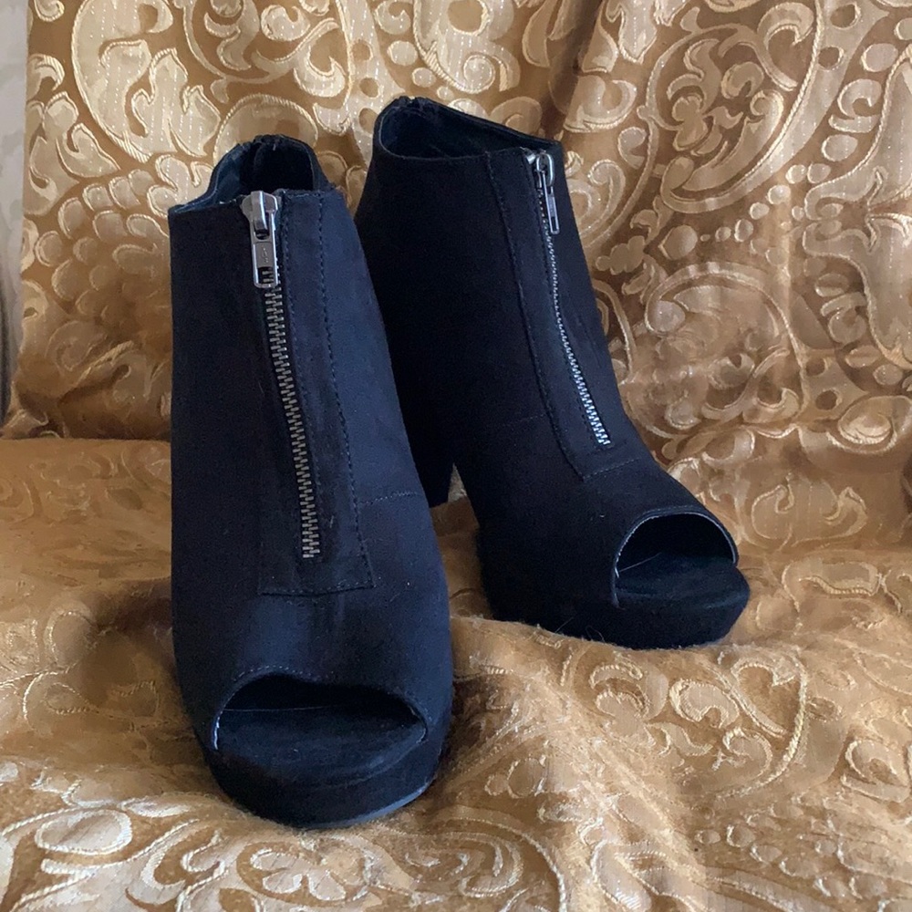 NWOT “Material Girl” blk suede, open toe boot